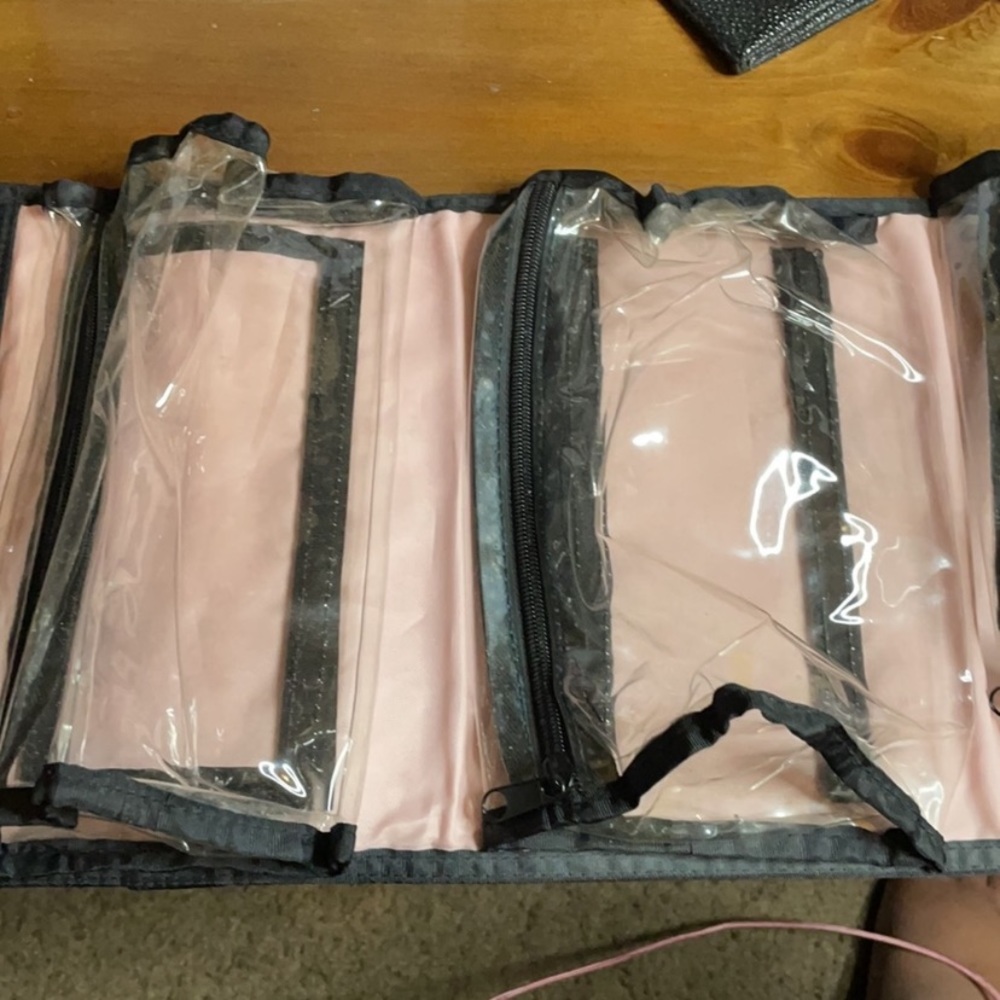 ❤️NEW❤️ Mary Kay Rollup Bag, has 4 Zippered with Detachable Velcro - Picture 3 of 5